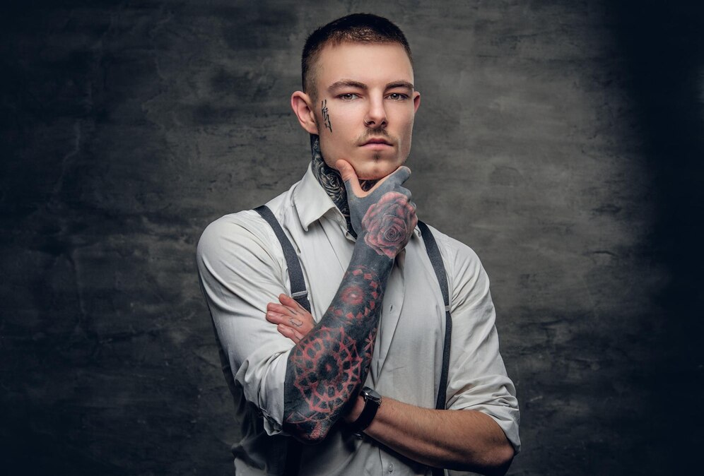 Człowiek z tatuażami