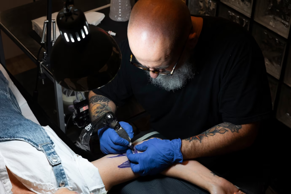 Tatuaże a moda: jakie trendy wprowadzają tatuaże na świat mody?
