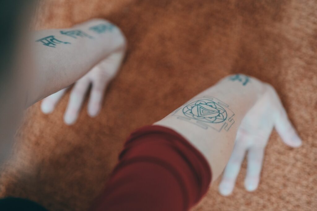 Symbolika tajemniczych tatuaży: Zagadkowe znaki i ich znaczenie