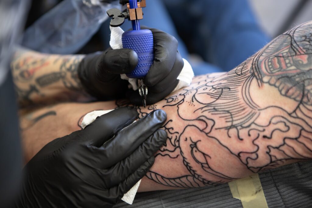 Jak wybrać farbę do tatuowania i stworzyć niepowtarzalne dzieło sztuki na skórze
