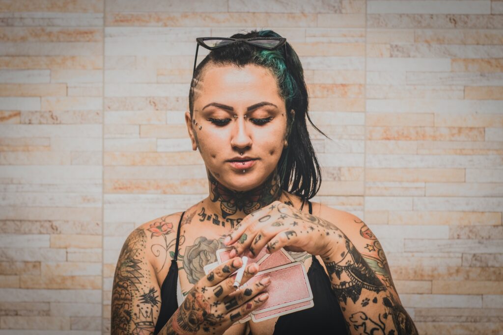 Łączenie piercingu z tatuażem - czyli sztuka osobistej ekspresji