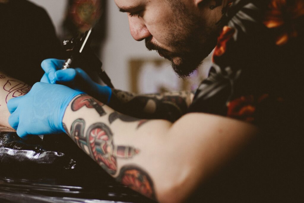 Nowoczesne materiały i tusze do tatuażu: bezpieczeństwo i trwałość
